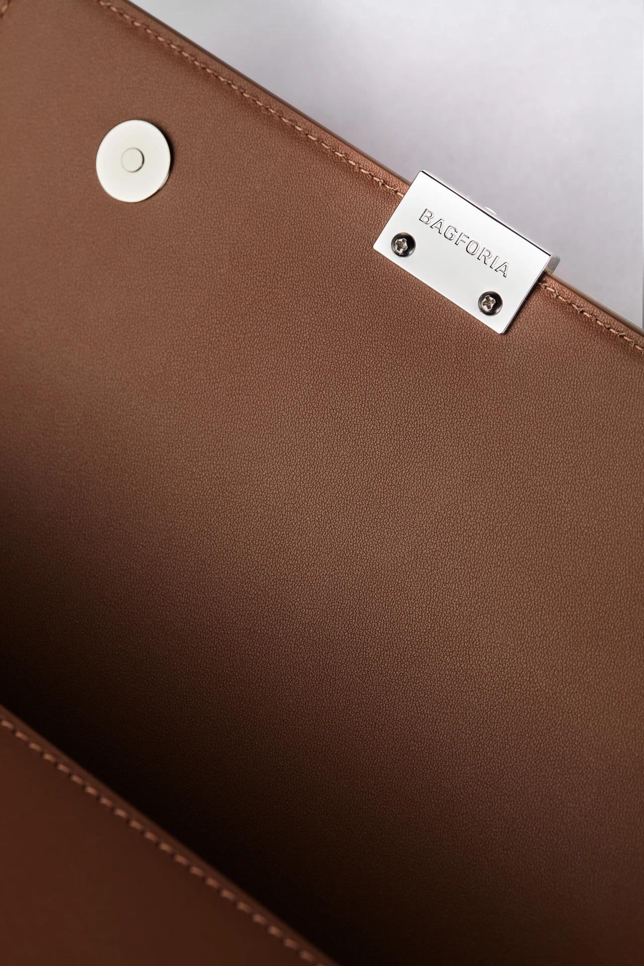 Bagforia — Cream Lock Detail